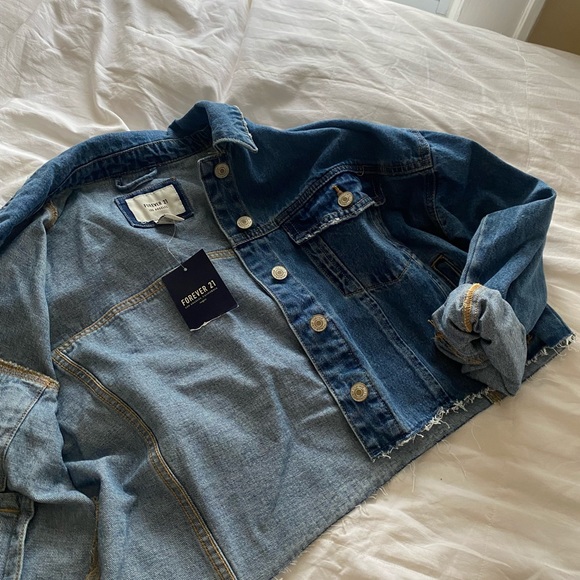 NWT - Forever 21 Women’s Cropped Jean Jacket Size M - Picture 14 of 16